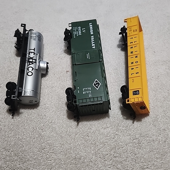 Life Like Train Cars - Picture 2 of 5